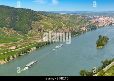 Turistenschiff auf der Donau bei Krems Stadt in der Wachau. Niederösterreich. Stockfoto