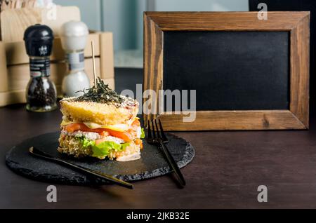 Sushi-Burger aus Reisbrot mit Lachs, Salat und Wasabi-Sauce. Sushi-Food Hybriden Trend. asiatische Stil glutenfrei. Stockfoto