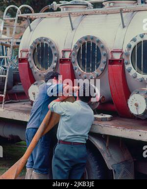 CAMION CISTERNA CON TRUCHAS PARA REPOBLAR EL LAGO SAN MAURICIO. LAGE: PARQUE NACIONAL DE AIGÜES TORTES. Espot. Lerida. SPANIEN. Stockfoto