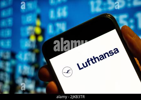 China. 25.. Juli 2022. In dieser Abbildung wird das Lufthansa-Logo der deutschen Fluggesellschaft auf einem Smartphone-Bildschirm angezeigt. (Foto von Budrul Chukrut/SOPA Images/Sipa USA) Quelle: SIPA USA/Alamy Live News Stockfoto