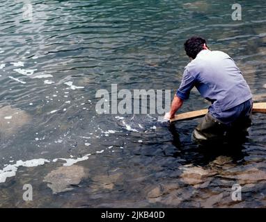 LAGO SAN MAURICIO-REPOBLACION TRUCHAS. LAGE: PARQUE NACIONAL DE AIGÜES TORTES. Espot. Lerida. SPANIEN. Stockfoto