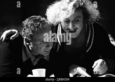 MEL BROOKS und GENE WILDER im JUNGEN FRANKENSTEIN (1974), Regie: MEL BROOKS. Kredit: 20. CENTURY FOX / Album Stockfoto