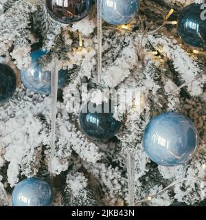 weihnachten Grußkarte Tannenbaum Schnee Ornamente Stockfoto