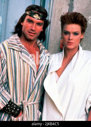 ARNOLD SCHWARZENEGGER und BRIGITTE NIELSEN in ROT SONJA (1985), Regie: RICHARD FLEISCHER. Kredit: M. G.M./VEREINIGTE KÜNSTLER / Album Stockfoto