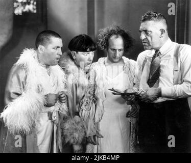 WALTER LONG, MOE HOWARD, LARRY FINE UND CURLY HOWARD IN THREE LITTLE PIGSKINS (1934), REGIE: RAY MCCAREY. Kredit: COLUMBIA BILDER / Album Stockfoto