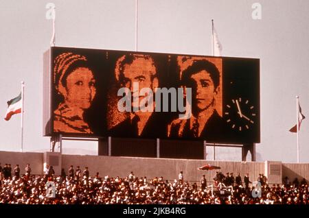 EL SHA DE PERSIA SU MUJER Y SU HIJO EN UNA PANTALLA GIGANTE DEL ESTADIO. Lage: AUSSEN. Nación. IRAN. FARAH PAHLAVI. SHA DE PERSIA. PALHAVI REZA MOHAMED. REZA PAHLEVI MOHAMED. REZA PAHLAVI II 1960/. REZA CIRO 1960. PALHEVI REZA. Stockfoto