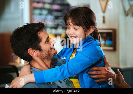 ANTONIO PAGUDO und LUNA FULGENCIO in den HELDEN DE BARRIO (2022), Regie: ANGELES REINE. Bild: Spal Films / Álamo Producciones Audiovisuales / Album Stockfoto