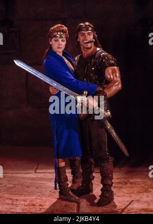 ARNOLD SCHWARZENEGGER und BRIGITTE NIELSEN in ROT SONJA (1985), Regie: RICHARD FLEISCHER. Kredit: M. G.M./VEREINIGTE KÜNSTLER / Album Stockfoto