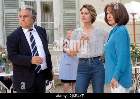 CHRISTIAN CLAVIER UND CHANTAL LAUBY IN SERIE (2022) -ORIGINALTITEL: QU'EST-CE QU'ON A TOUS FAIT AU BON DIEU?-, REGIE PHILIPPE DE CHAUVERON. Kredit: Orange Studio / UGC / Album Stockfoto