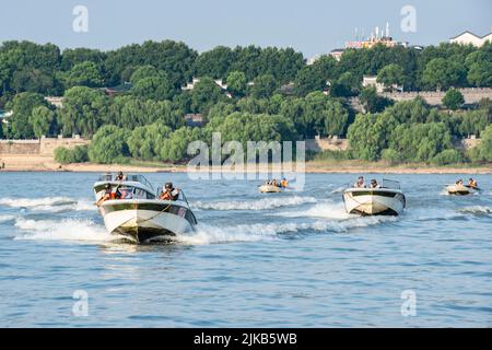 YUEYANG, CHINA - 1. AUGUST 2022 - Soldaten und Soldaten führen eine Anti-Terror-Übung auf Wasser in einem unbekannten Wassergebiet des Dongting Sees in Yueya durch Stockfoto