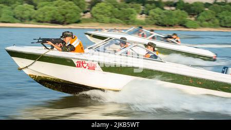 YUEYANG, CHINA - 1. AUGUST 2022 - Soldaten und Soldaten führen eine Anti-Terror-Übung auf Wasser in einem unbekannten Wassergebiet des Dongting Sees in Yueya durch Stockfoto