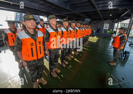 YUEYANG, CHINA - 1. AUGUST 2022 - Soldaten und Soldaten führen eine Anti-Terror-Übung auf Wasser in einem unbekannten Wassergebiet des Dongting Sees in Yueya durch Stockfoto