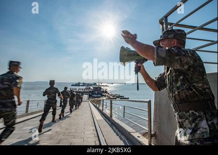 YUEYANG, CHINA - 1. AUGUST 2022 - Soldaten und Soldaten führen eine Anti-Terror-Übung auf Wasser in einem unbekannten Wassergebiet des Dongting Sees in Yueya durch Stockfoto