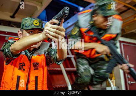 YUEYANG, CHINA - 1. AUGUST 2022 - Soldaten und Soldaten führen eine Anti-Terror-Übung auf Wasser in einem unbekannten Wassergebiet des Dongting Sees in Yueya durch Stockfoto