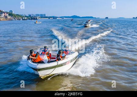 YUEYANG, CHINA - 1. AUGUST 2022 - Soldaten und Soldaten führen eine Anti-Terror-Übung auf Wasser in einem unbekannten Wassergebiet des Dongting Sees in Yueya durch Stockfoto