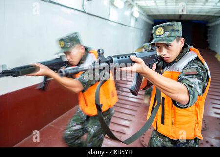 YUEYANG, CHINA - 1. AUGUST 2022 - Soldaten und Soldaten führen eine Anti-Terror-Übung auf Wasser in einem unbekannten Wassergebiet des Dongting Sees in Yueya durch Stockfoto