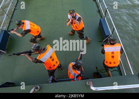 YUEYANG, CHINA - 1. AUGUST 2022 - Soldaten und Soldaten führen eine Anti-Terror-Übung auf Wasser in einem unbekannten Wassergebiet des Dongting Sees in Yueya durch Stockfoto