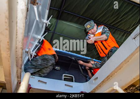 YUEYANG, CHINA - 1. AUGUST 2022 - Soldaten und Soldaten führen eine Anti-Terror-Übung auf Wasser in einem unbekannten Wassergebiet des Dongting Sees in Yueya durch Stockfoto