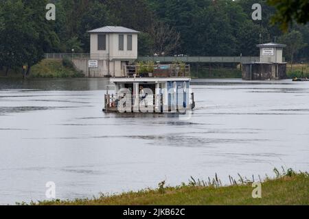 Lingen, Deutschland. 31.. Juli 2022. Am 31. Juli 2022 fährt ein Hausboot auf dem Ems/Dortmund-Ems-Kanal, Lingen. © Credit: dpa/Alamy Live News Stockfoto