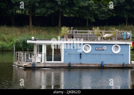 Lingen, Deutschland. 31.. Juli 2022. Am 31. Juli 2022 fährt ein Hausboot auf dem Ems/Dortmund-Ems-Kanal, Lingen. © Credit: dpa/Alamy Live News Stockfoto