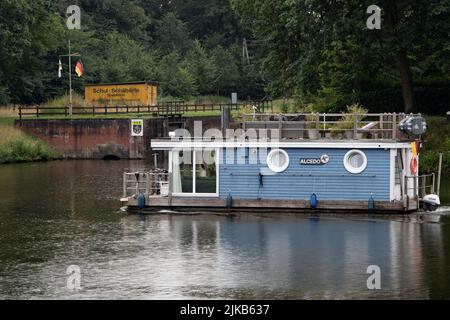 Lingen, Deutschland. 31.. Juli 2022. Am 31. Juli 2022 fährt ein Hausboot auf dem Ems/Dortmund-Ems-Kanal, Lingen. © Credit: dpa/Alamy Live News Stockfoto