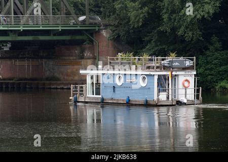 Lingen, Deutschland. 31.. Juli 2022. Am 31. Juli 2022 fährt ein Hausboot auf dem Ems/Dortmund-Ems-Kanal, Lingen. © Credit: dpa/Alamy Live News Stockfoto