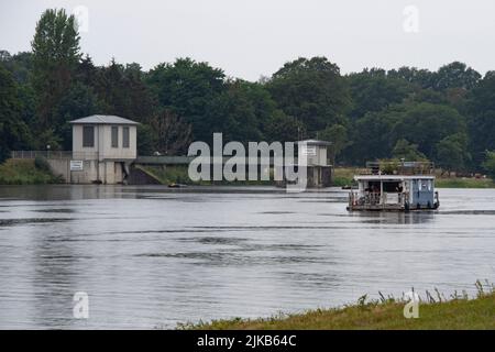 Lingen, Deutschland. 31.. Juli 2022. Am 31. Juli 2022 fährt ein Hausboot auf dem Ems/Dortmund-Ems-Kanal, Lingen. © Credit: dpa/Alamy Live News Stockfoto