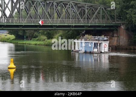 Lingen, Deutschland. 31.. Juli 2022. Am 31. Juli 2022 fährt ein Hausboot auf dem Ems/Dortmund-Ems-Kanal, Lingen. © Credit: dpa/Alamy Live News Stockfoto