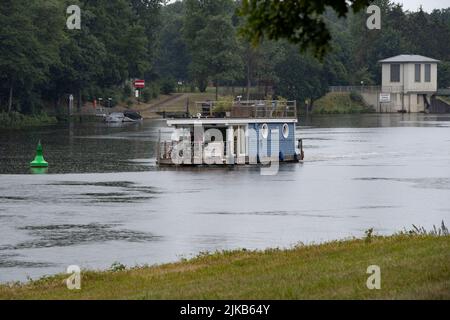 Lingen, Deutschland. 31.. Juli 2022. Am 31. Juli 2022 fährt ein Hausboot auf dem Ems/Dortmund-Ems-Kanal, Lingen. © Credit: dpa/Alamy Live News Stockfoto