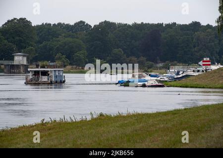 Lingen, Deutschland. 31.. Juli 2022. Am 31. Juli 2022 fährt ein Hausboot auf dem Ems/Dortmund-Ems-Kanal, Lingen. © Credit: dpa/Alamy Live News Stockfoto