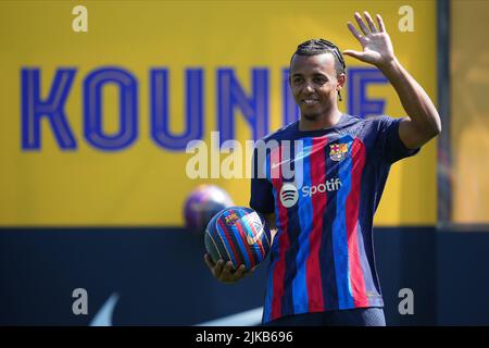 Barcelona, Spanien. 01. August 2022. Jules Kounde während seiner Präsentation als neuer Spieler des FC Barcelona bei Ciutat Esportiva Joan Gamper am 1. August 2022 in Barcelona, Spanien. (Foto von Bagu Blanco/PRESSINPHOTO) Credit: PRESSINPHOTO SPORTS AGENCY/Alamy Live News Stockfoto