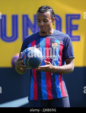 Barcelona, Spanien. 01. August 2022. Jules Kounde während seiner Präsentation als neuer Spieler des FC Barcelona bei Ciutat Esportiva Joan Gamper am 1. August 2022 in Barcelona, Spanien. (Foto von Bagu Blanco/PRESSINPHOTO) Credit: PRESSINPHOTO SPORTS AGENCY/Alamy Live News Stockfoto