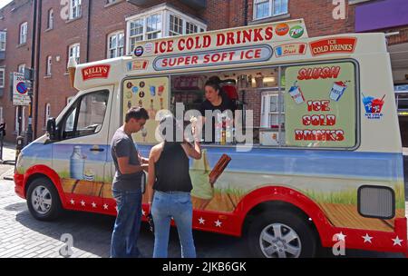 Ein Paar kauft Eis in einem Eiswagen und verkauft whippy-Eis, superweiches Eis, Lollies und andere Produkte, England, Großbritannien Stockfoto