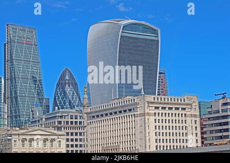 Blick auf die Finanz-Skyline der Stadt London, vom Südufer der Themse, London, England, Großbritannien - inkl. Herkin, CheeseGrater und Walkie Talkie Stockfoto