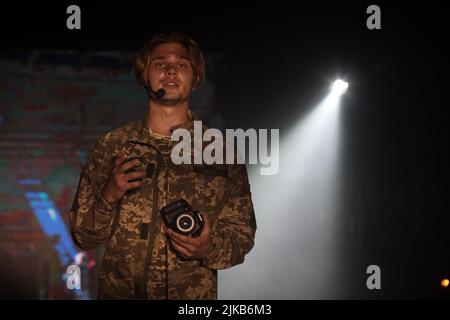 Nicht exklusiv: KIEW, UKRAINE - 29. JULI 2022 - die Premiere des Asowstal. Die immersive Performance Voices findet in der PidWall Culture und A statt Stockfoto