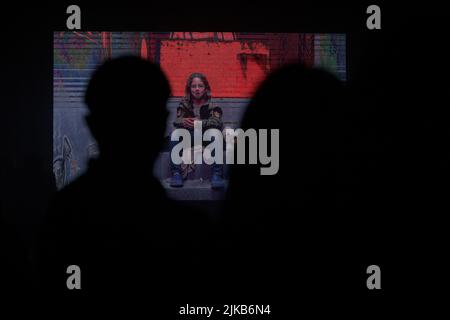 Nicht exklusiv: KIEW, UKRAINE - 29. JULI 2022 - die Premiere des Asowstal. Die immersive Performance Voices findet in der PidWall Culture und A statt Stockfoto