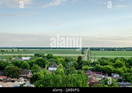 Srbobran ist eine Stadt in Serbien. Panoramablick auf die Vojvodina Stadt Srbobran, Serbien. Stockfoto