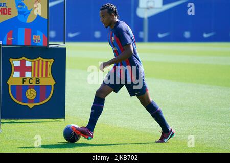 Barcelona, Spanien. 01. August 2022. Jules Kounde während seiner Präsentation als neuer Spieler des FC Barcelona bei Ciutat Esportiva Joan Gamper am 1. August 2022 in Barcelona, Spanien. (Foto von Bagu Blanco/PRESSINPHOTO) Credit: PRESSINPHOTO SPORTS AGENCY/Alamy Live News Stockfoto