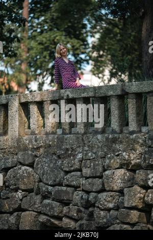 Eine Frau, die auf einem alten Park in Porto, Portugal, steht. Stockfoto