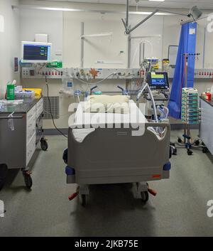 intensivstation Krankenhaus Bettplatz für einen neuen Patienten in australien vorbereitet Stockfoto