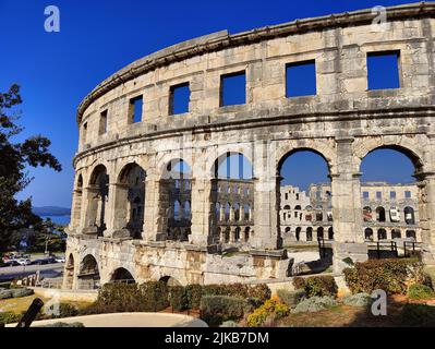 Kroatien. Pula. Ruinen des am besten erhaltenen römischen Amphitheaters, das im ersten Jahrhundert n. Chr. während der Herrschaft des Imperators Vespasian erbaut wurde. Stockfoto