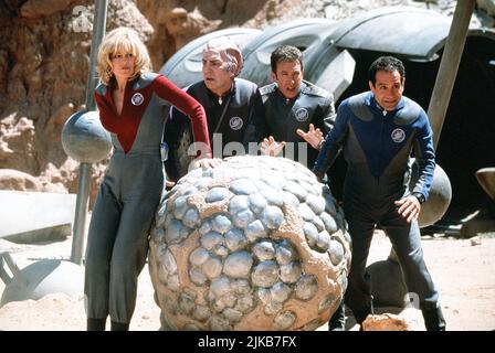 Sigourney Weaver, Alan Rickman, Tim Allen & Tony Shalhoub Film: Galaxy Quest (USA 1999) Charaktere: Gwen DeMarco,Alexander Dane,Jason Nesmith & Fred Kwan Regie: Dean Parisot 23 December 1999 **WARNUNG** Dieses Foto ist nur für den redaktionellen Gebrauch bestimmt und unterliegt dem Copyright von DREAMWORKS SKG und/oder des Fotografen, der von der Film- oder Produktionsfirma beauftragt wurde, und kann nur von Publikationen im Zusammenhang mit der Bewerbung des oben genannten Films reproduziert werden. Eine obligatorische Gutschrift an DREAMWORKS SKG ist erforderlich. Der Fotograf sollte auch bei Bekanntwerden des Fotos gutgeschrieben werden. Ohne wri kann keine kommerzielle Nutzung gewährt werden Stockfoto