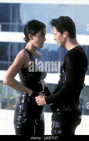 Carrie-Anne Moss & Keanu Reeves Film The Matrix (USA/aus 1999) Charaktere: Trinity,Neo Regie: Die Wachowski Brothers 31 März 1999 **WARNUNG** dieses Foto ist nur für redaktionelle Zwecke bestimmt und ist urheberrechtlich geschützt von WARNER BROS. Und/oder dem von der Film- oder Produktionsgesellschaft beauftragten Fotografen und dürfen nur durch Veröffentlichungen in Verbindung mit der Werbung für den oben genannten Film reproduziert werden. Eine obligatorische Gutschrift an WARNER BROS. Ist erforderlich. Der Fotograf sollte ebenfalls angerechnet werden, wenn er bekannt ist. Ohne schriftliche Genehmigung der Film Company kann keine kommerzielle Nutzung gewährt werden. Stockfoto