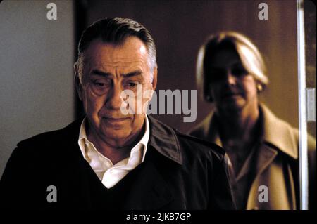 Philip Baker Hall & Melinda Dillon Film: Magnolia (1999) Charaktere: Jimmy Gator & Rose Gator Regie: Paul Thomas Anderson 08. Dezember 1999 **WARNUNG** Dieses Foto ist nur für redaktionelle Zwecke bestimmt und unterliegt dem Copyright der NEUEN LINIE und/oder des Fotografen, der von der Film- oder Produktionsfirma beauftragt wurde, und kann nur von Publikationen im Zusammenhang mit der Bewerbung des oben genannten Films reproduziert werden. Eine obligatorische Gutschrift für NEUE POSITION ist erforderlich. Der Fotograf sollte auch bei Bekanntwerden des Fotos gutgeschrieben werden. Ohne schriftliche Genehmigung der Film Company kann keine kommerzielle Nutzung gewährt werden. Stockfoto