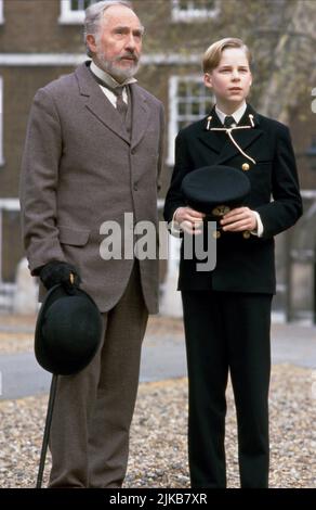 Nigel Hawthorne & Guy Edwards Film: The Winslow Boy (UK/USA 1999) Charaktere: Arthur Winslow, Ronnie Winslow Regie: David Mamet 16. April 1999 **WARNUNG** Dieses Foto ist nur für redaktionelle Zwecke bestimmt und unterliegt dem Copyright von COLUMBIA TRISTAR und/oder des Fotografen, der von der Film- oder Produktionsfirma beauftragt wurde, und kann nur von Publikationen im Zusammenhang mit der Bewerbung des oben genannten Films reproduziert werden. Eine obligatorische Gutschrift an COLUMBIA TRISTAR ist erforderlich. Der Fotograf sollte auch bei Bekanntwerden des Fotos gutgeschrieben werden. Ohne schriftliche Genehmigung der Film Company kann keine kommerzielle Nutzung gewährt werden. Stockfoto