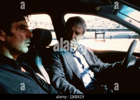 Al Pacino & Russell Crowe Film: The Insider (USA 1999) Charaktere: Lowell Bergman & Jeffrey Wigand Regie: Michael Mann 28. Oktober 1999 **WARNUNG** Dieses Foto ist nur für redaktionelle Zwecke bestimmt und unterliegt dem Copyright von TOUCHSTONE und/oder des Fotografen, der von der Film- oder Produktionsfirma beauftragt wurde und darf nur von Publikationen im Zusammenhang mit der Bewerbung des oben genannten Films reproduziert werden. Ein obligatorischer Credit to TOUCHSTONE ist erforderlich. Der Fotograf sollte auch bei Bekanntwerden des Fotos gutgeschrieben werden. Ohne schriftliche Genehmigung der Film Company kann keine kommerzielle Nutzung gewährt werden. Stockfoto