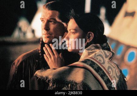 Pierce Brosnan, Annie Galipeau Film: Grey Owl (1999) Charaktere: Archie Grey Owl,Pony Regie: Richard Attenborough 10. September 1999 **WARNUNG** Dieses Foto ist nur für redaktionelle Verwendung bestimmt und unterliegt dem Copyright von ALLIED FILMMAKERS und/oder des Fotografen, der von der Film oder Production Company beauftragt wurde und kann nur durch Publikationen im Zusammenhang mit der Bewerbung des oben genannten Films reproduziert werden. Eine obligatorische Gutschrift für ALLIIERTE FILMEMACHER ist erforderlich. Der Fotograf sollte auch bei Bekanntwerden des Fotos gutgeschrieben werden. Ohne schriftliche Genehmigung der Film Company kann keine kommerzielle Nutzung gewährt werden. Stockfoto