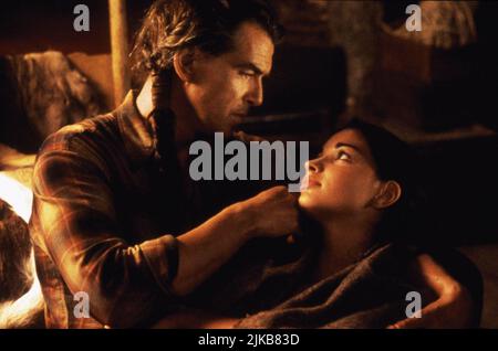 Pierce Brosnan, Annie Galipeau Film: Grey Owl (1999) Charaktere: Archie Grey Owl,Pony Regie: Richard Attenborough 10. September 1999 **WARNUNG** Dieses Foto ist nur für redaktionelle Verwendung bestimmt und unterliegt dem Copyright von ALLIED FILMMAKERS und/oder des Fotografen, der von der Film oder Production Company beauftragt wurde und kann nur durch Publikationen im Zusammenhang mit der Bewerbung des oben genannten Films reproduziert werden. Eine obligatorische Gutschrift für ALLIIERTE FILMEMACHER ist erforderlich. Der Fotograf sollte auch bei Bekanntwerden des Fotos gutgeschrieben werden. Ohne schriftliche Genehmigung der Film Company kann keine kommerzielle Nutzung gewährt werden. Stockfoto