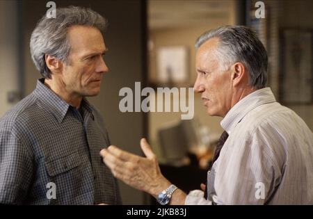 Clint Eastwood & James Woods Film: True Crime (USA 1999) Charaktere: Steve Everett, Alan Mann Regie: Clint Eastwood 19 March 1999 **WARNUNG** Dieses Foto ist nur für den redaktionellen Gebrauch bestimmt und unterliegt dem Copyright von WARNER BROS. Und/oder des Fotografen, der von der Film- oder Produktionsfirma beauftragt wurde und nur durch Publikationen im Zusammenhang mit der Bewerbung des oben genannten Films reproduziert werden kann. Eine obligatorische Gutschrift an WARNER BROS. Ist erforderlich. Der Fotograf sollte auch bei Bekanntwerden des Fotos gutgeschrieben werden. Ohne schriftliche Genehmigung der Film Company kann keine kommerzielle Nutzung gewährt werden. Stockfoto