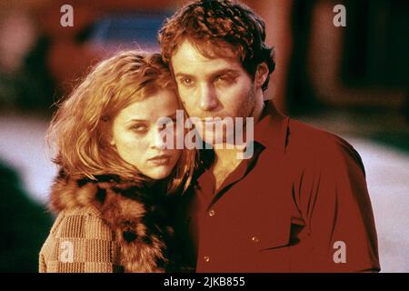 Reese Witherspoon & Alessandro Nivola Film: Best Laid Plans (1999) Charaktere: Lissa & Nick Regie: Mike Barker 14 May 1999 **WARNUNG** Dieses Foto ist nur für redaktionelle Zwecke bestimmt und unterliegt dem Copyright von FOX 2000 und/oder des Fotografen, der von der Film- oder Produktionsfirma beauftragt wurde, und kann nur von Publikationen im Zusammenhang mit der Bewerbung des oben genannten Films reproduziert werden. Eine obligatorische Gutschrift an FOX 2000 ist erforderlich. Der Fotograf sollte auch bei Bekanntwerden des Fotos gutgeschrieben werden. Ohne schriftliche Genehmigung der Film Company kann keine kommerzielle Nutzung gewährt werden. Stockfoto